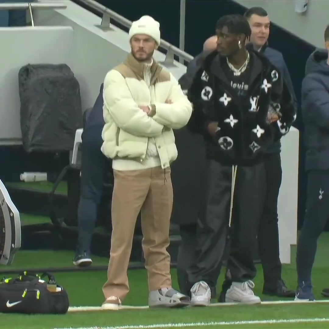 心系球隊！對陣維拉的比賽，麥迪遜穿著保護(hù)靴出現(xiàn)在場邊