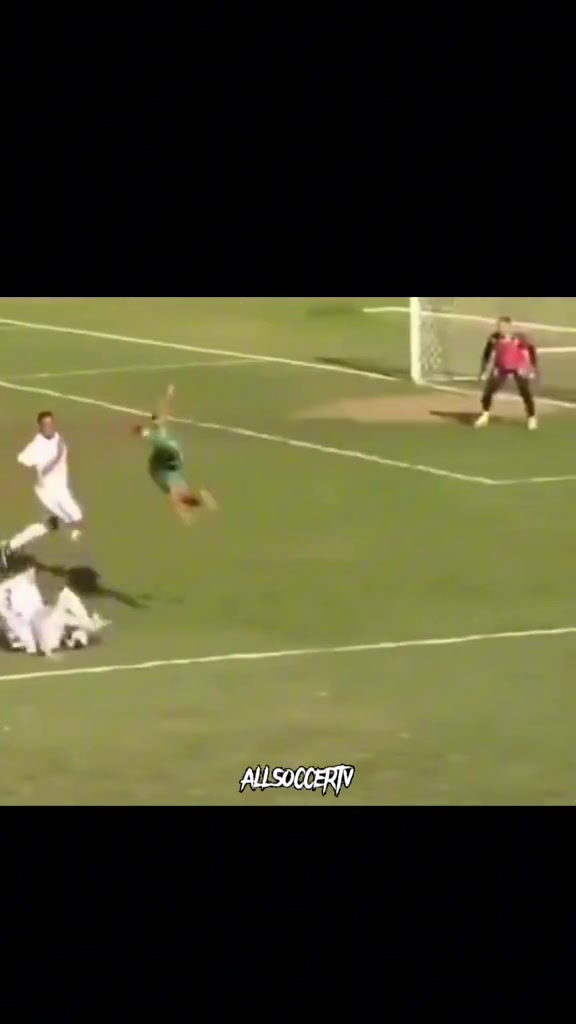 這不是diving,這完全是flying啊