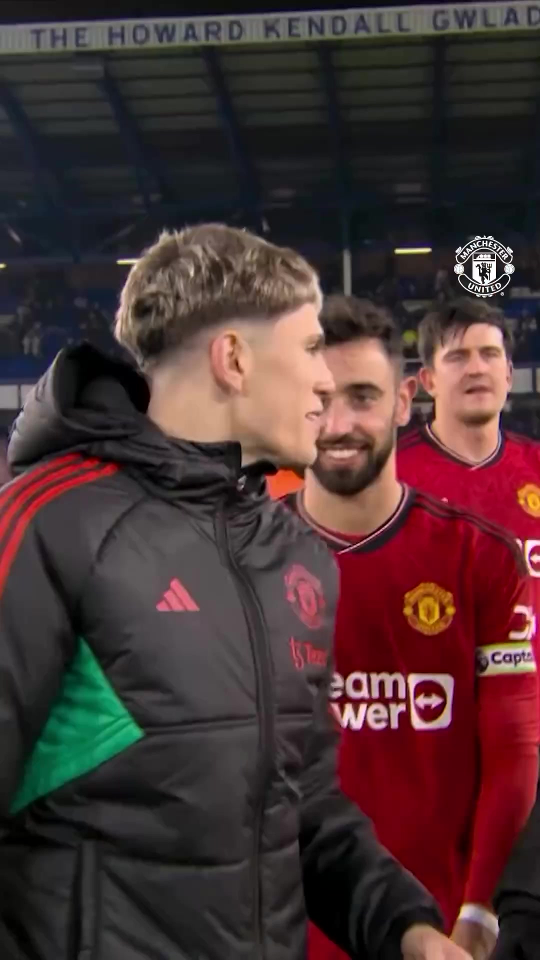 完美勝利！曼聯(lián)球員賽后謝場