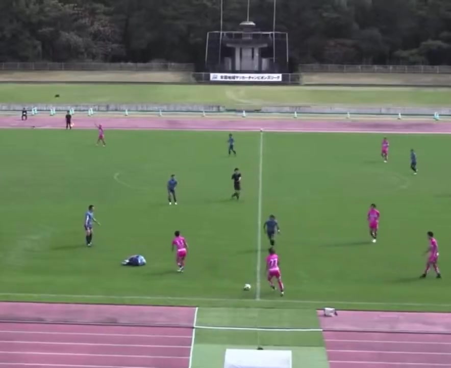 隊友都看不下去了給他一腳