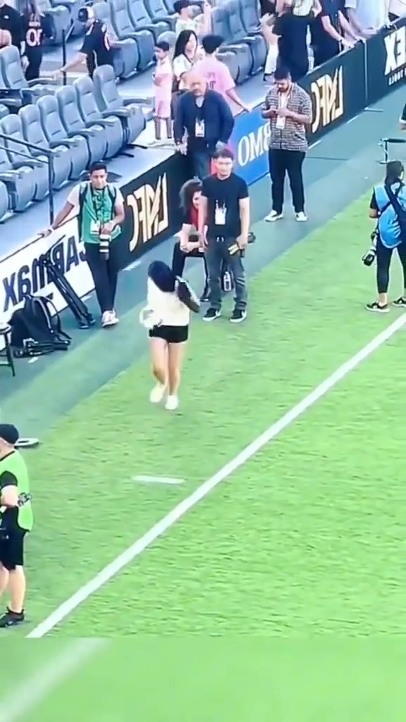 國外爆火的小姐姐賽前顛球視頻，劈叉翻身優(yōu)雅展示