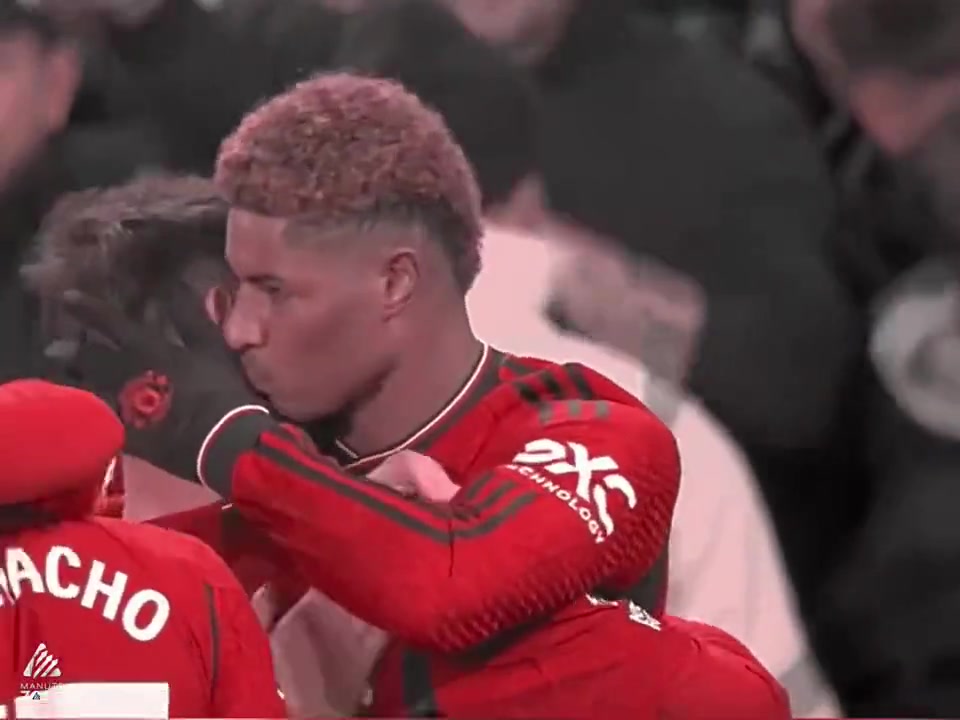 B費(fèi)讓點(diǎn)！拉什福德罰進(jìn)點(diǎn)球后親吻B費(fèi)