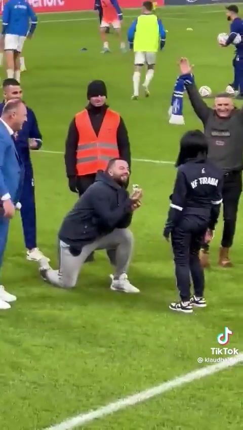 套路深啊！假裝沖進(jìn)球場摔倒，實則伺機(jī)求婚