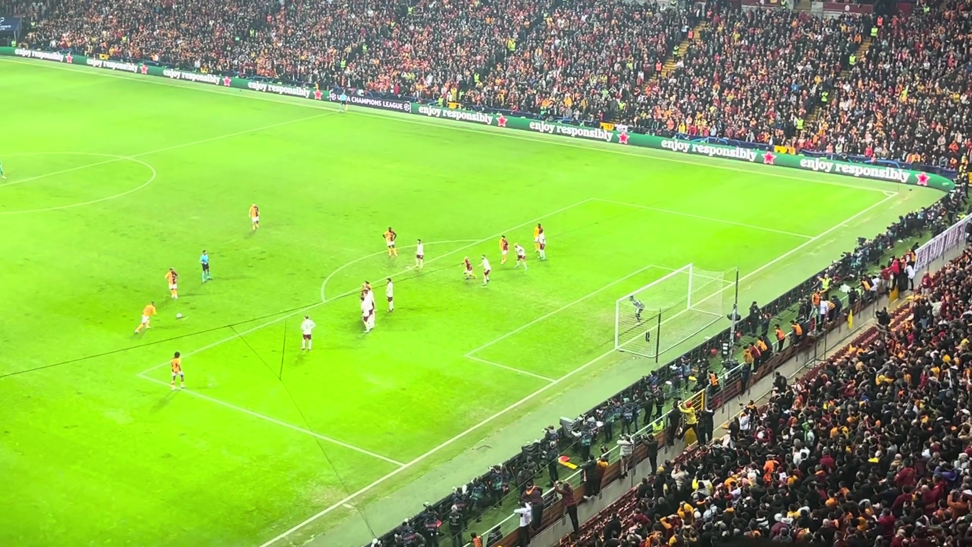 氣氛感十足！加拉塔薩雷看臺視角看齊耶赫進任意球