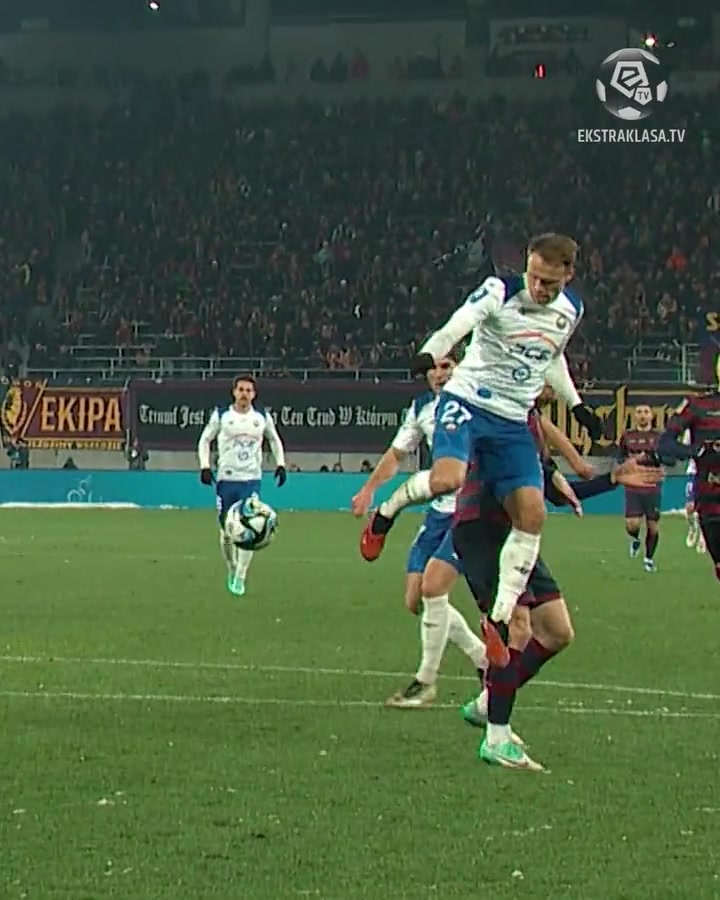 看了慢放才看清，我愿稱這腳助攻為神之一腳