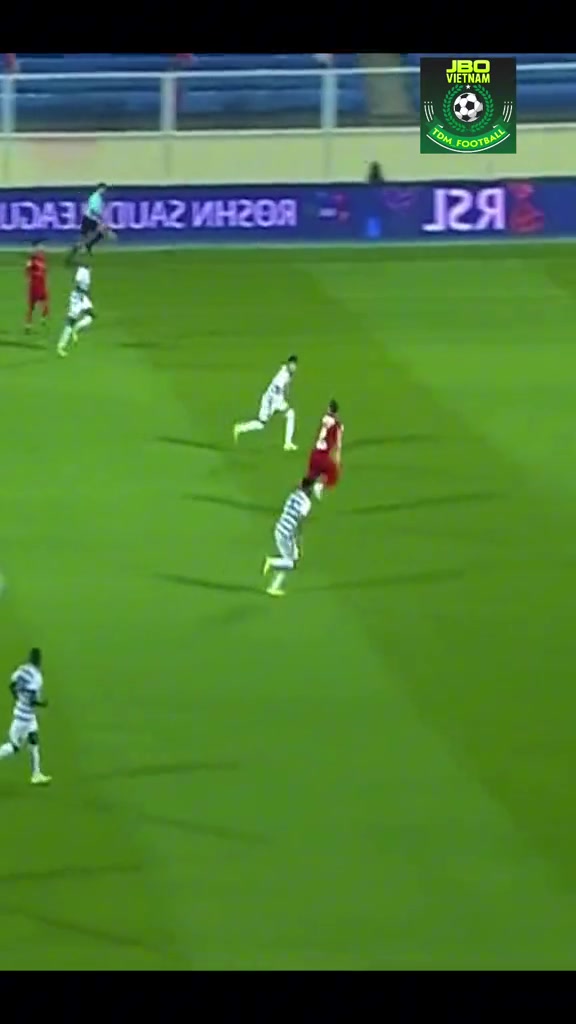 門將在本方禁區(qū)內(nèi)一腳射門，球進(jìn)了。。。