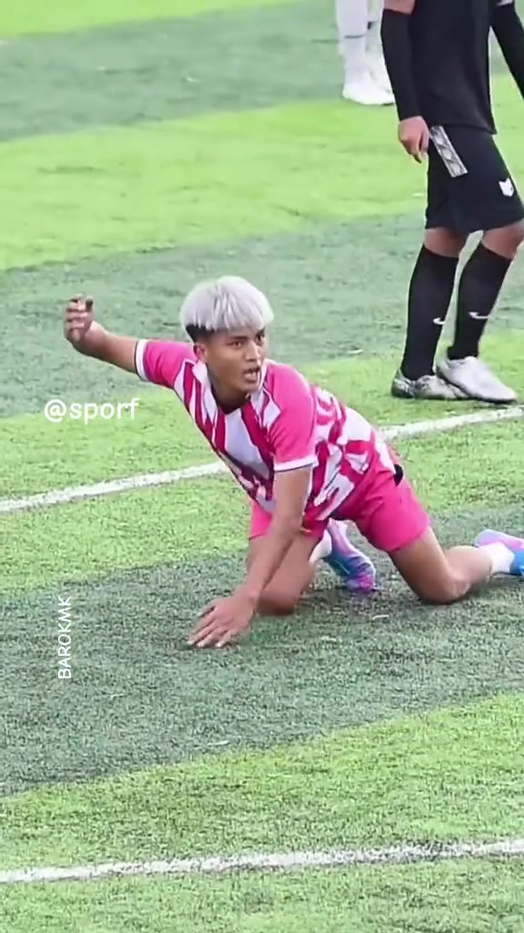 把隊(duì)友都逗笑了，這位小哥應(yīng)該是跳水界的頂流了吧