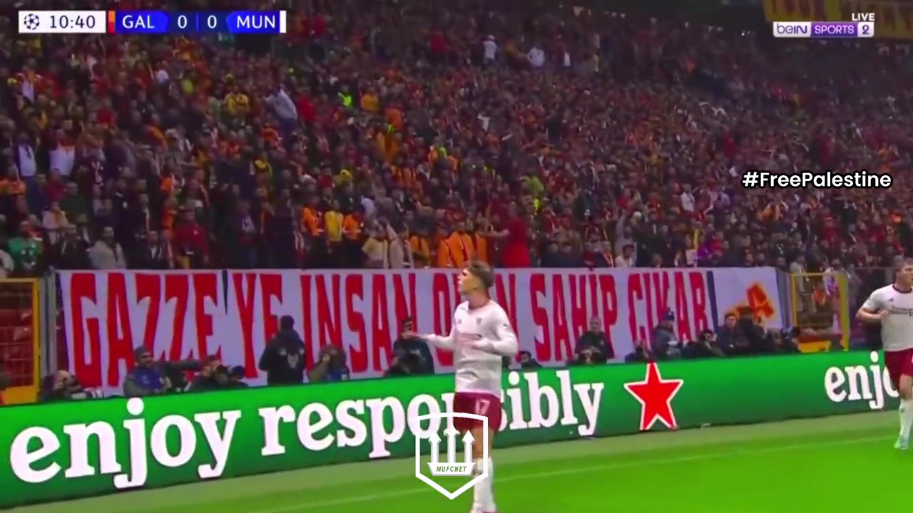 安靜點(diǎn)！加納喬進(jìn)球后雙手下壓示意主場(chǎng)球迷閉嘴