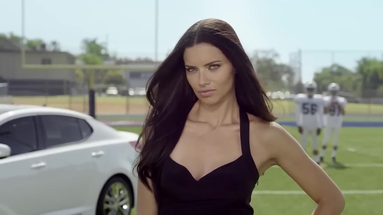 巴西超模向美國(guó)人展示了真正的足球