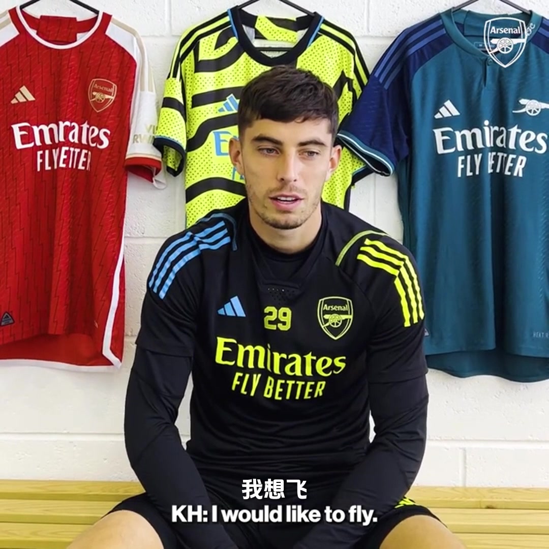 注意看，這個(gè)男人叫Harvey，他是今日槍手快問(wèn)快答欄目嘉賓