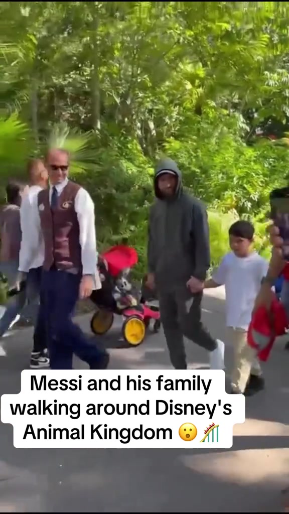 梅老八：當(dāng)球王累啊，帶孩子玩?zhèn)€迪士尼也得全副武裝