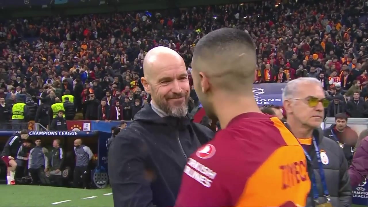 騰哈赫在阿賈克斯養(yǎng)出了齊耶赫！賽后齊耶赫與滕哈赫擁抱！