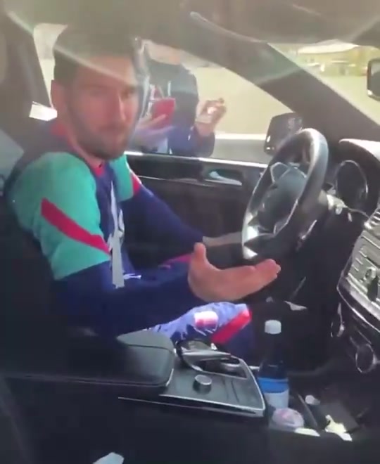 梅西心想：球迷太多也是麻煩