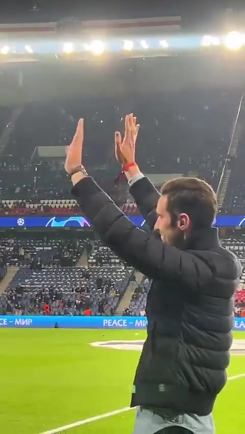 此前頭部重傷的里科重回王子公園球場，受到熱烈歡呼