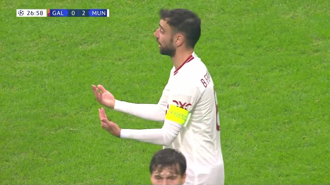 B費犯規(guī)染黃送任意球！齊耶赫任意球破門扳回一城！