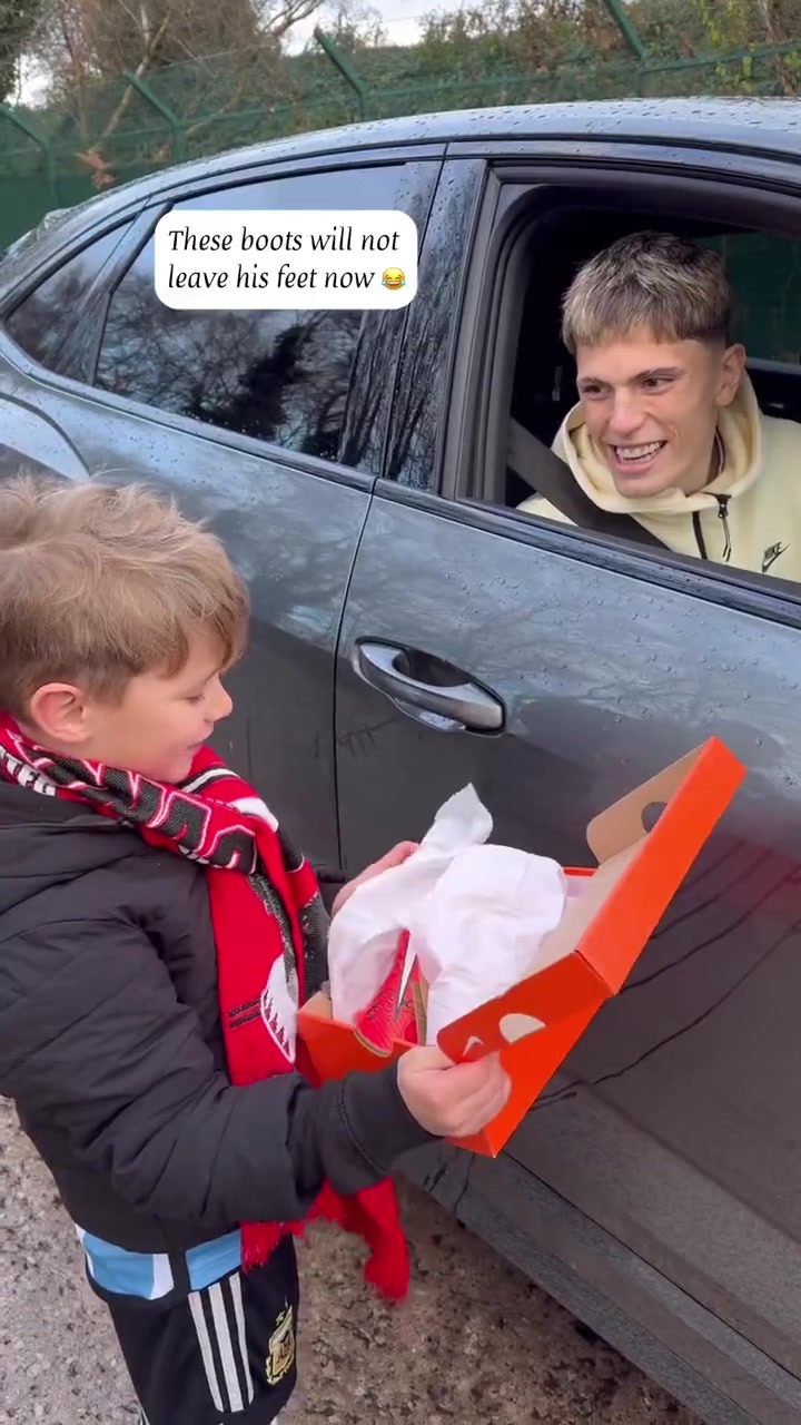 激動哭了！加納喬把倒鉤時的球鞋送給小球迷