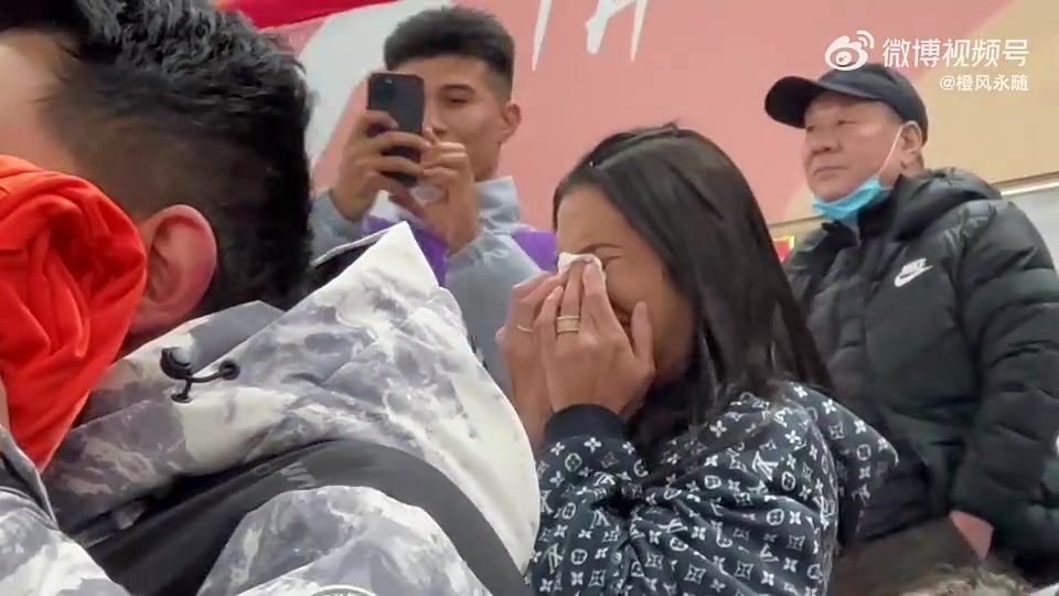 令人動容！莫伊塞斯進球后，他的妻子在看臺上激動地哭了