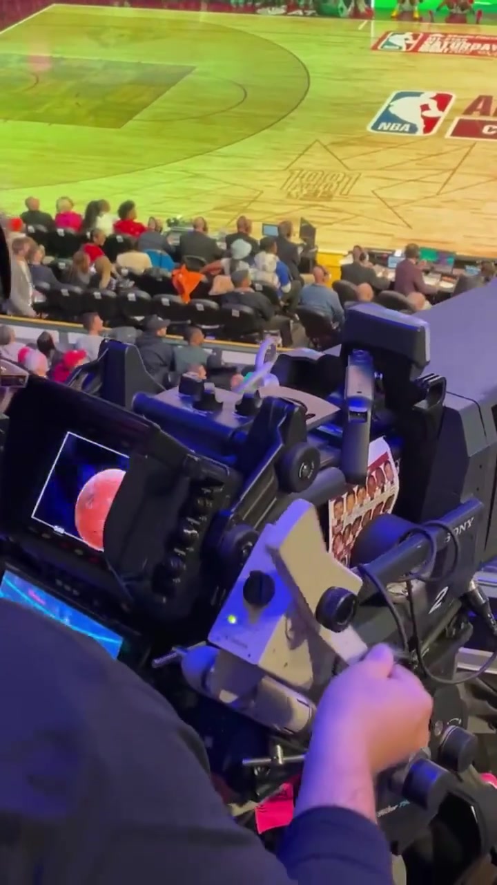 NBA三分賽場！跟拍攝像師比狙擊手還忙啊