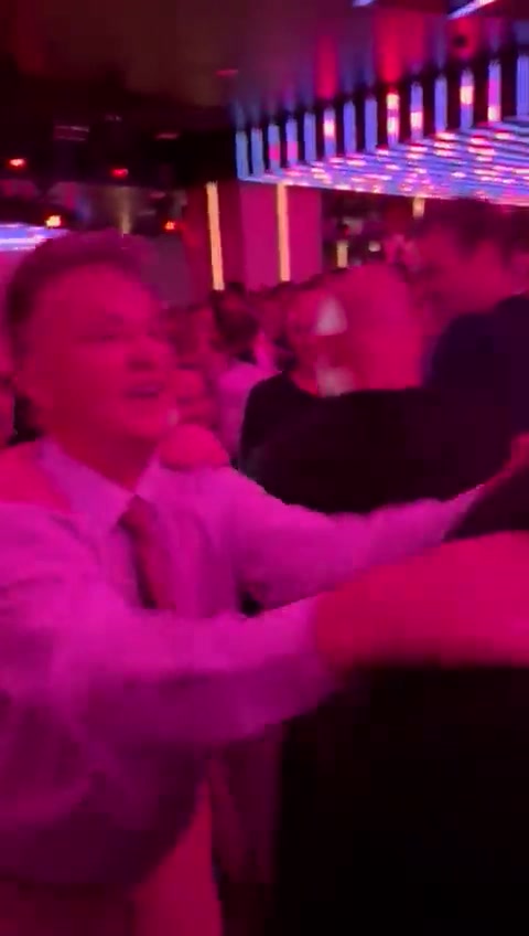 老當益壯??！埃因霍溫晉級，72歲老帥范加爾夜店慶祝