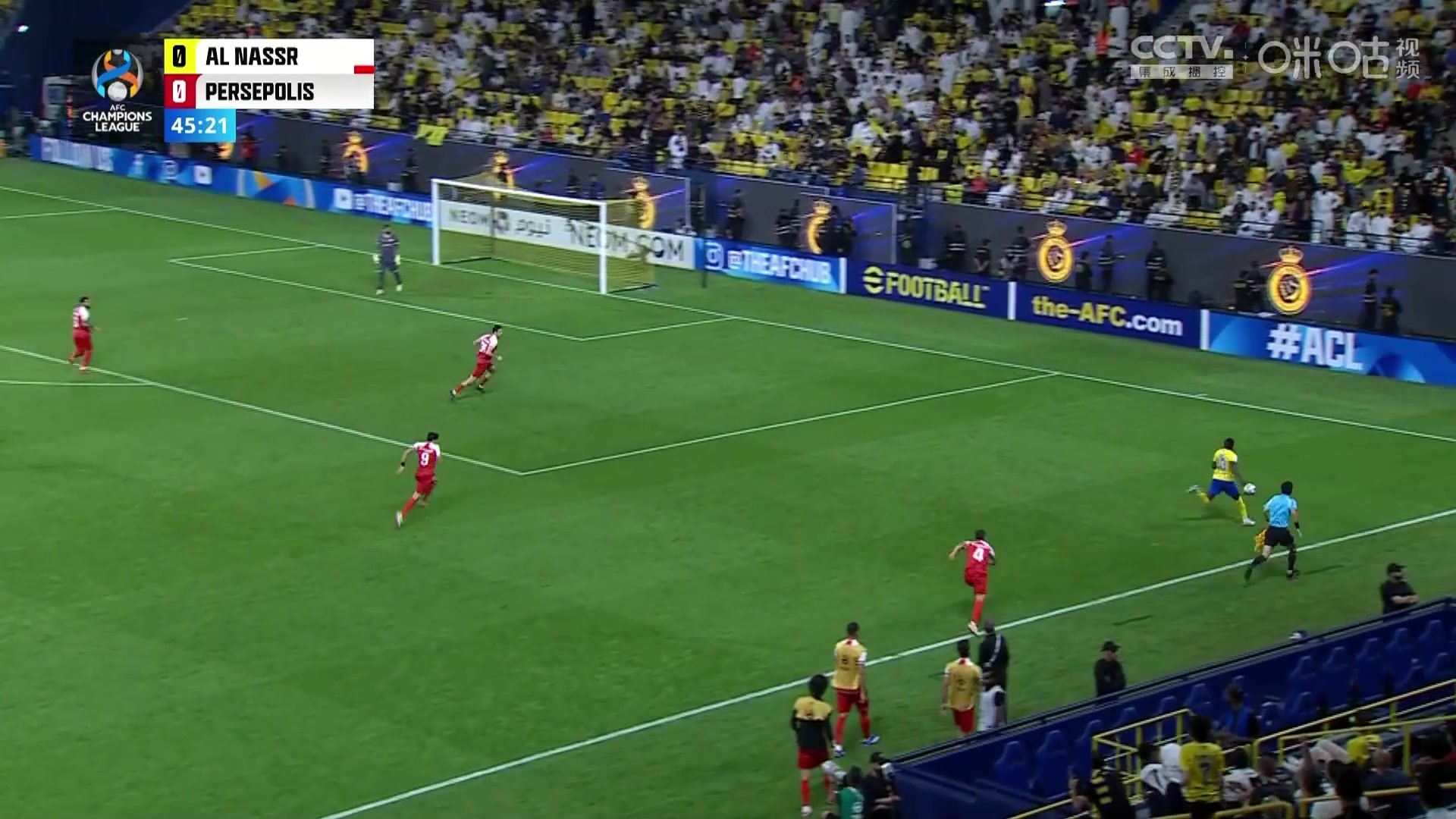 38歲？C羅爭(zhēng)搶頭球遭對(duì)方門將劇烈撞擊，調(diào)整后繼續(xù)堅(jiān)持比賽