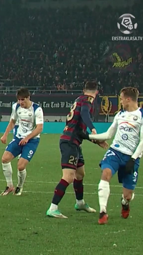 絲滑，這個(gè)后腳跟助攻驚為天人