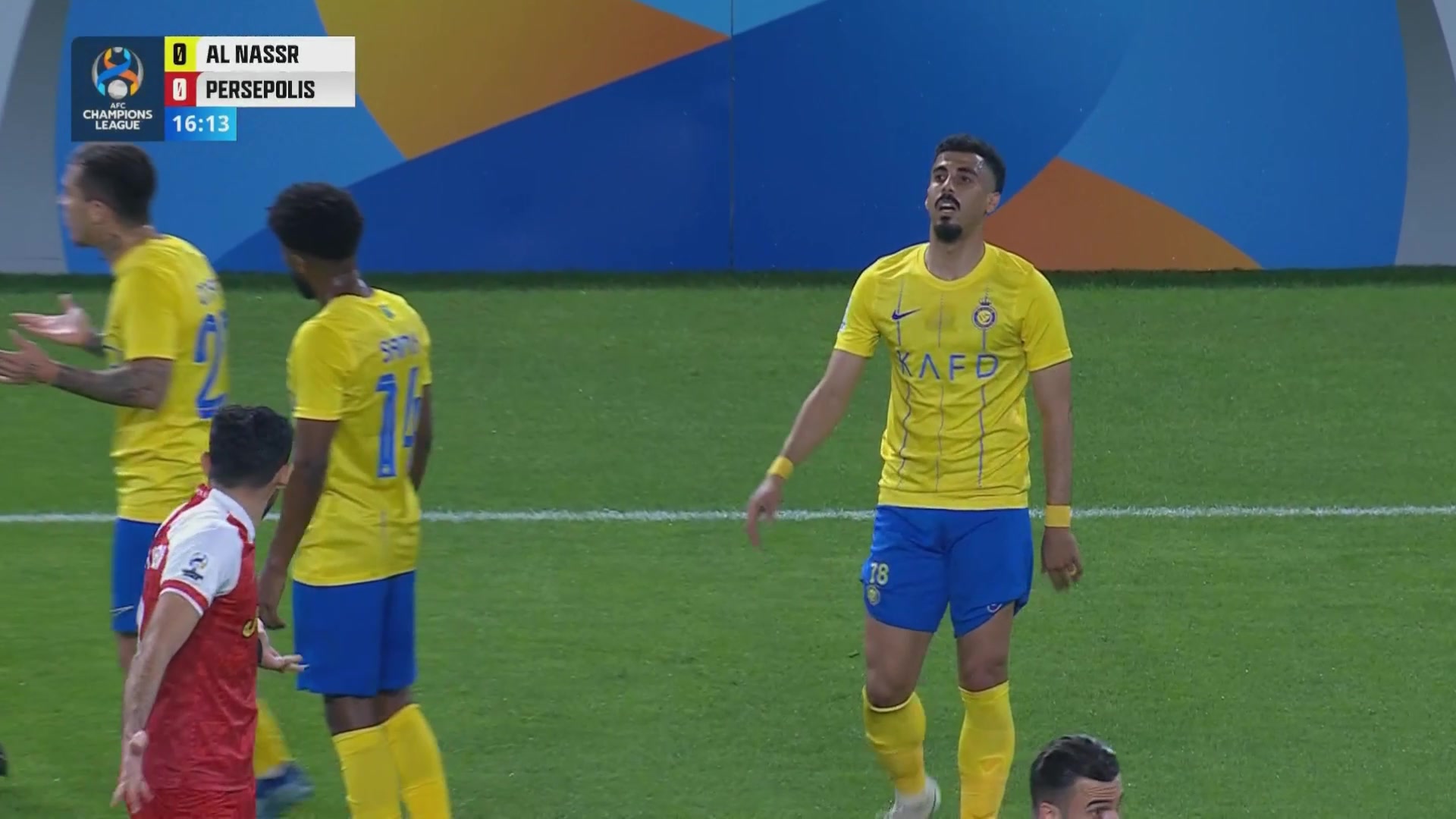 利雅得勝利中衛(wèi)踩踏對(duì)手，馬寧出示紅牌將其罰下，C羅B羅上前理論