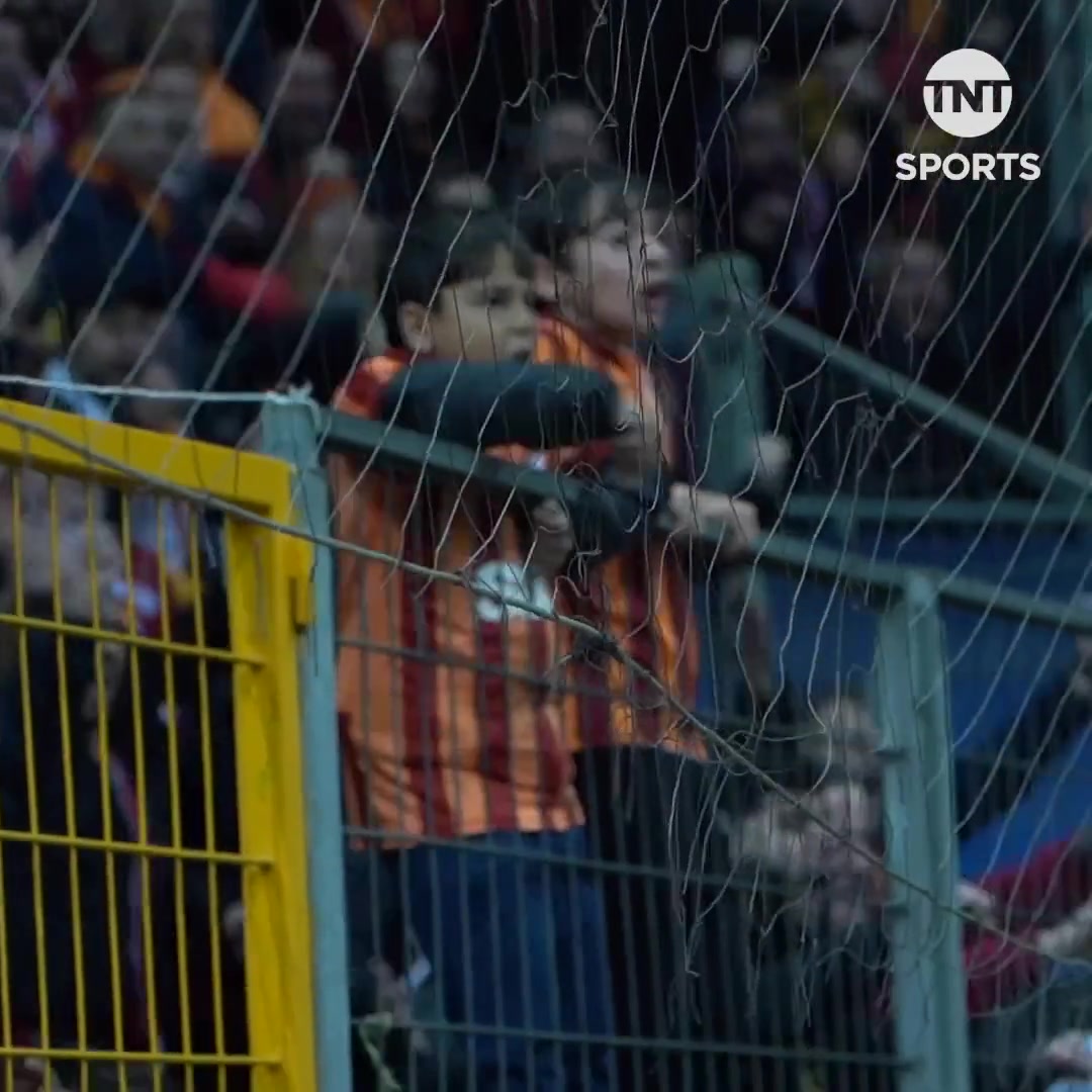 這就是足球的意義！兩名小球迷近距離見證加拉塔薩雷扳平曼聯(lián)