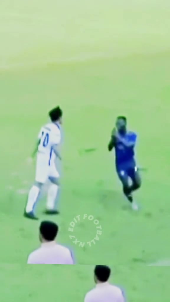 俗話說(shuō)：伸手不打笑臉人