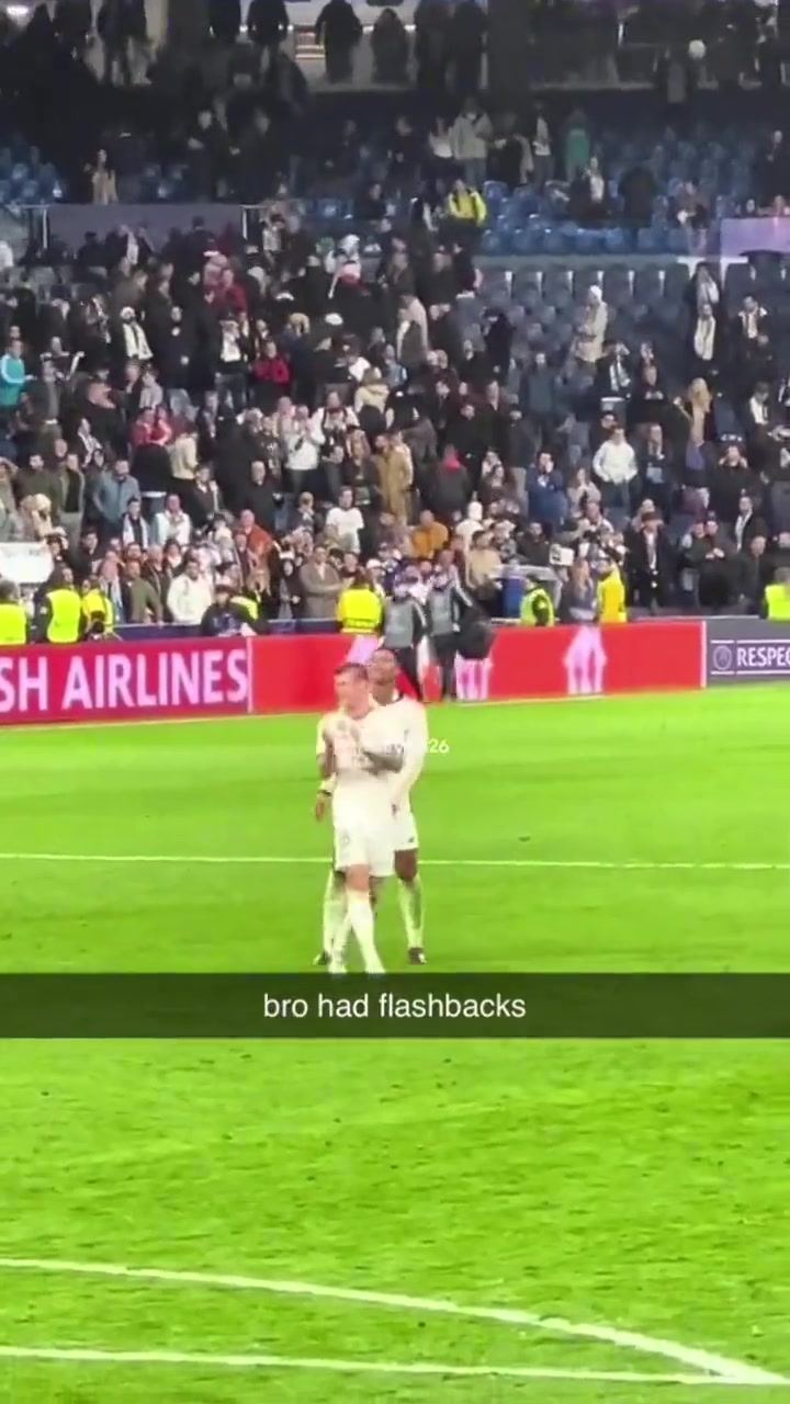 害怕被誤認(rèn)為是納粹行禮！克羅斯連忙拉下貝林厄姆手臂