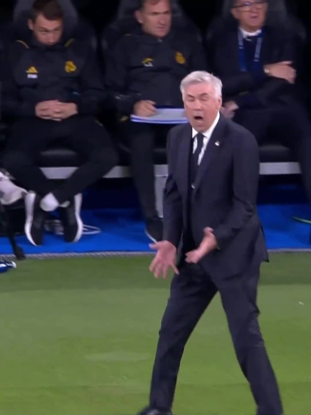 急?。‘?dāng)安切洛蒂看到球員們出現(xiàn)失誤