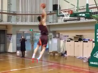 什么水平？前CBA扣籃王王潼曬雙手扣雙球