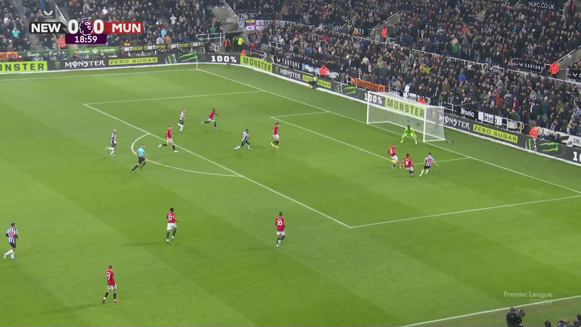 極限封堵！馬奎爾腳后跟擋出伊薩克射門(mén)