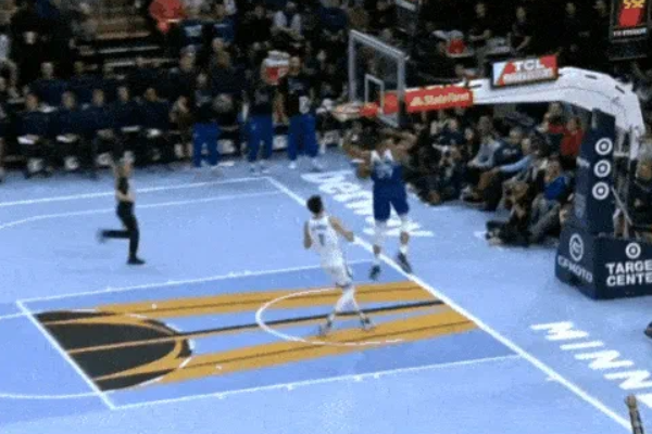 戈貝爾驚險搶斷后飛身灌籃!雷霆與森林狼激戰(zhàn)火花四濺