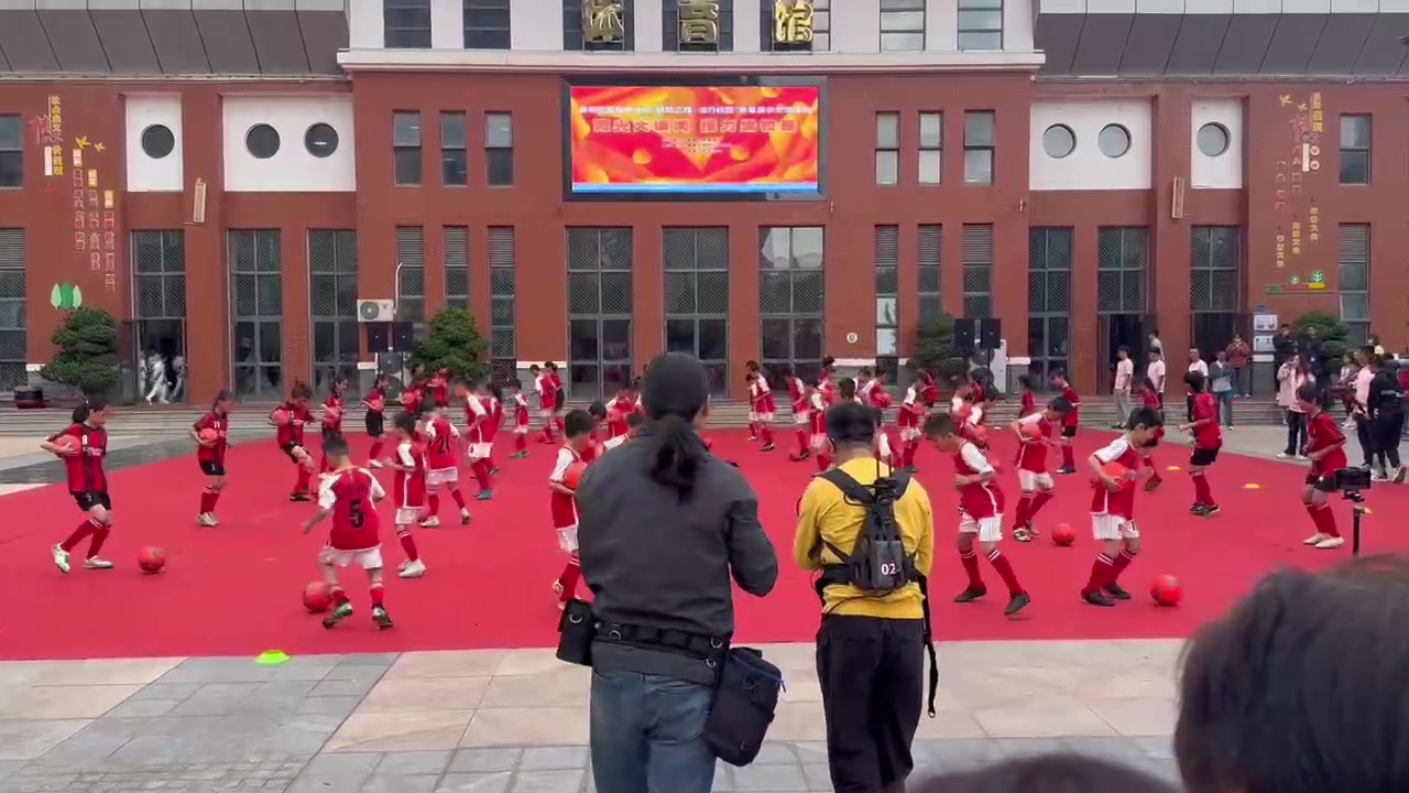 廈門某小學(xué)，選隊服的老師看樣子是老球迷了