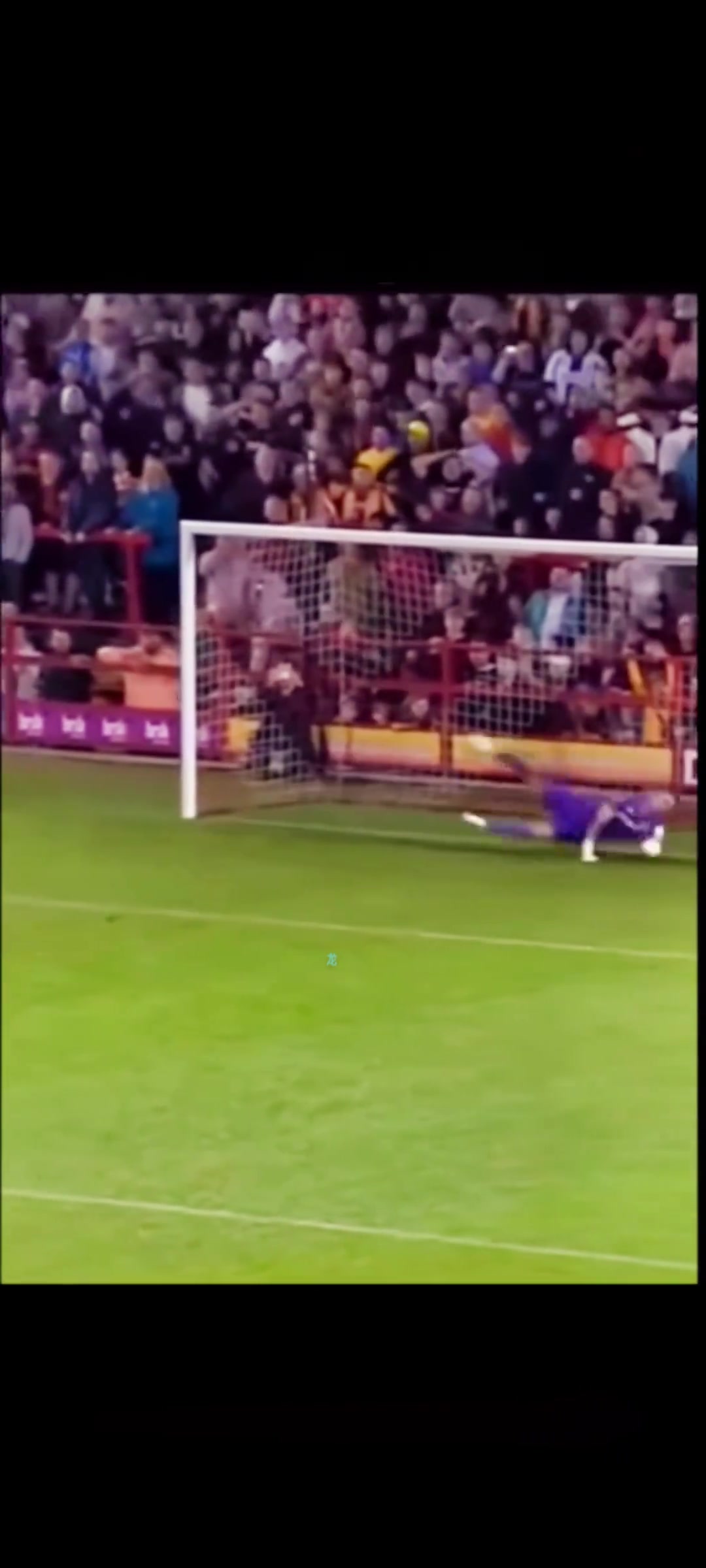 陰差陽(yáng)錯(cuò)就進(jìn)了，這點(diǎn)球也是運(yùn)氣夠好了