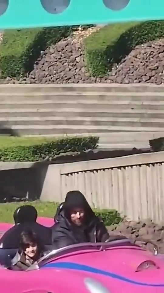 有些球王，打著照顧孩子的幌子，搶兒子車玩