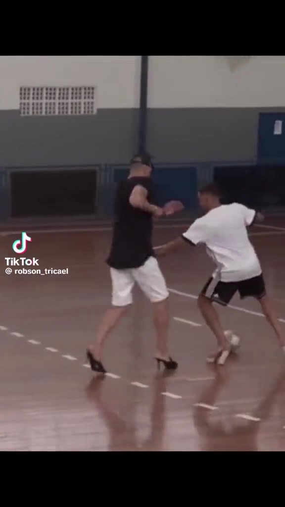 這場高跟鞋足球賽畫面實在是太美