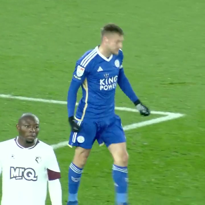 瓦爾迪錯(cuò)失空門后用拳砸自己的臉