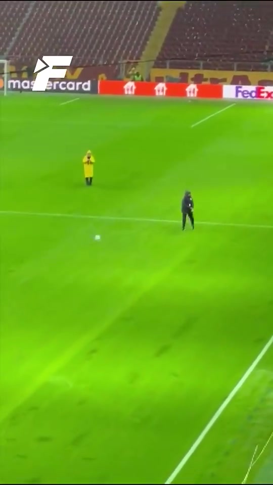 期待航母發(fā)揮！加拉塔薩雷主場積水過深，皮球已經(jīng)無法彈跳