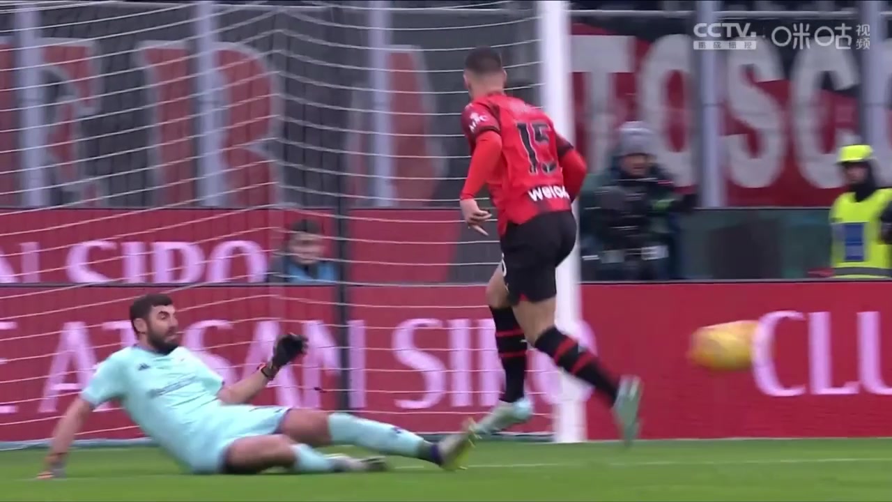 錯(cuò)失良機(jī)！約維奇單刀射門(mén)被門(mén)將擋出！