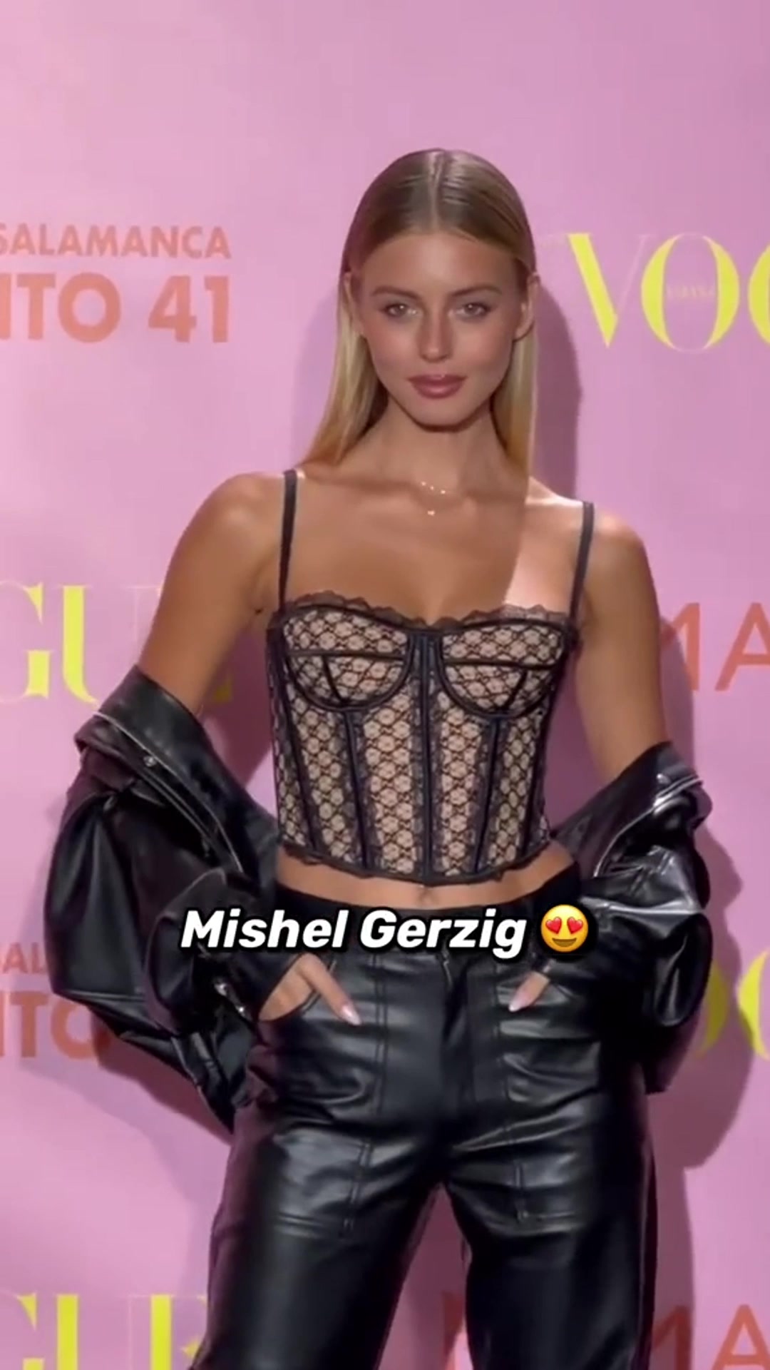 俊男靚女！庫(kù)爾圖瓦夫婦出席活動(dòng)引人關(guān)注