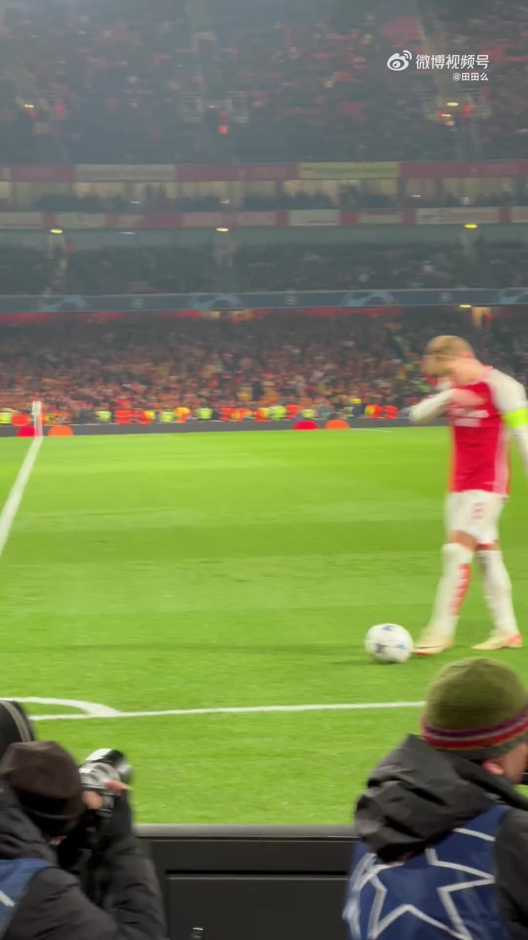 阿森納球迷超近距離直拍厄德高：小隊(duì)長(zhǎng)也帥我一臉