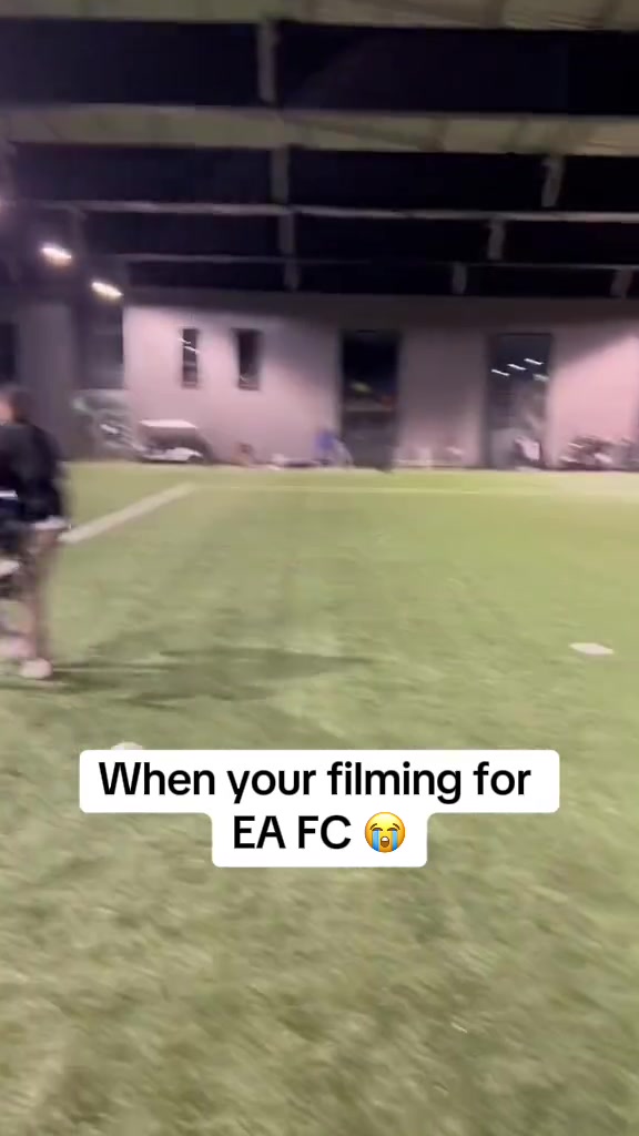 球過(guò)人別過(guò)，這位攝像老師一看就是踢后衛(wèi)的