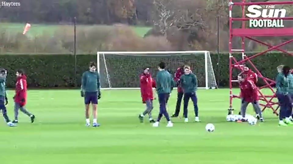 阿爾特塔訓(xùn)練中穿襠厄德高，隨后做出Siu~慶祝動(dòng)作