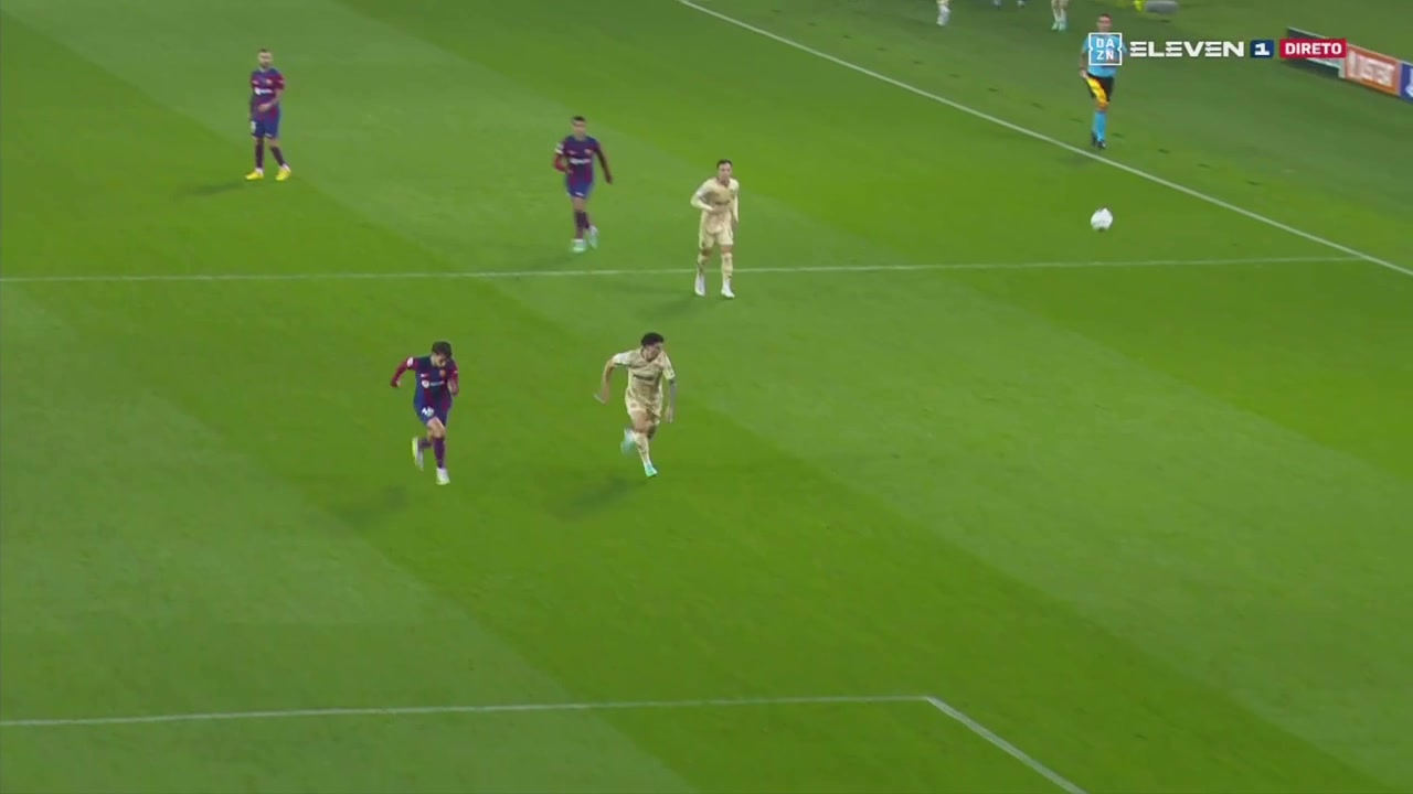 坎塞洛上演美如畫的外腳背傳球