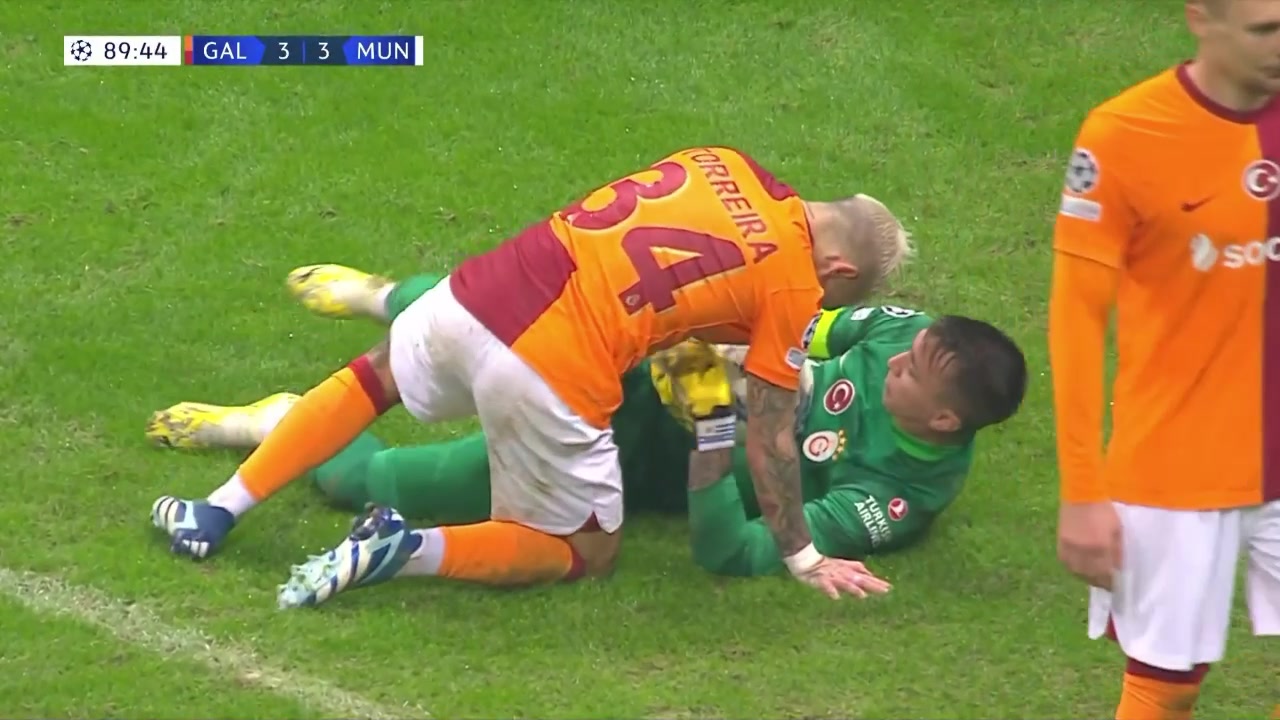 曼聯(lián)險(xiǎn)絕殺！小將佩利斯特里絕佳機(jī)會(huì)射門被門將神勇?lián)涑觯?></span> <i class=