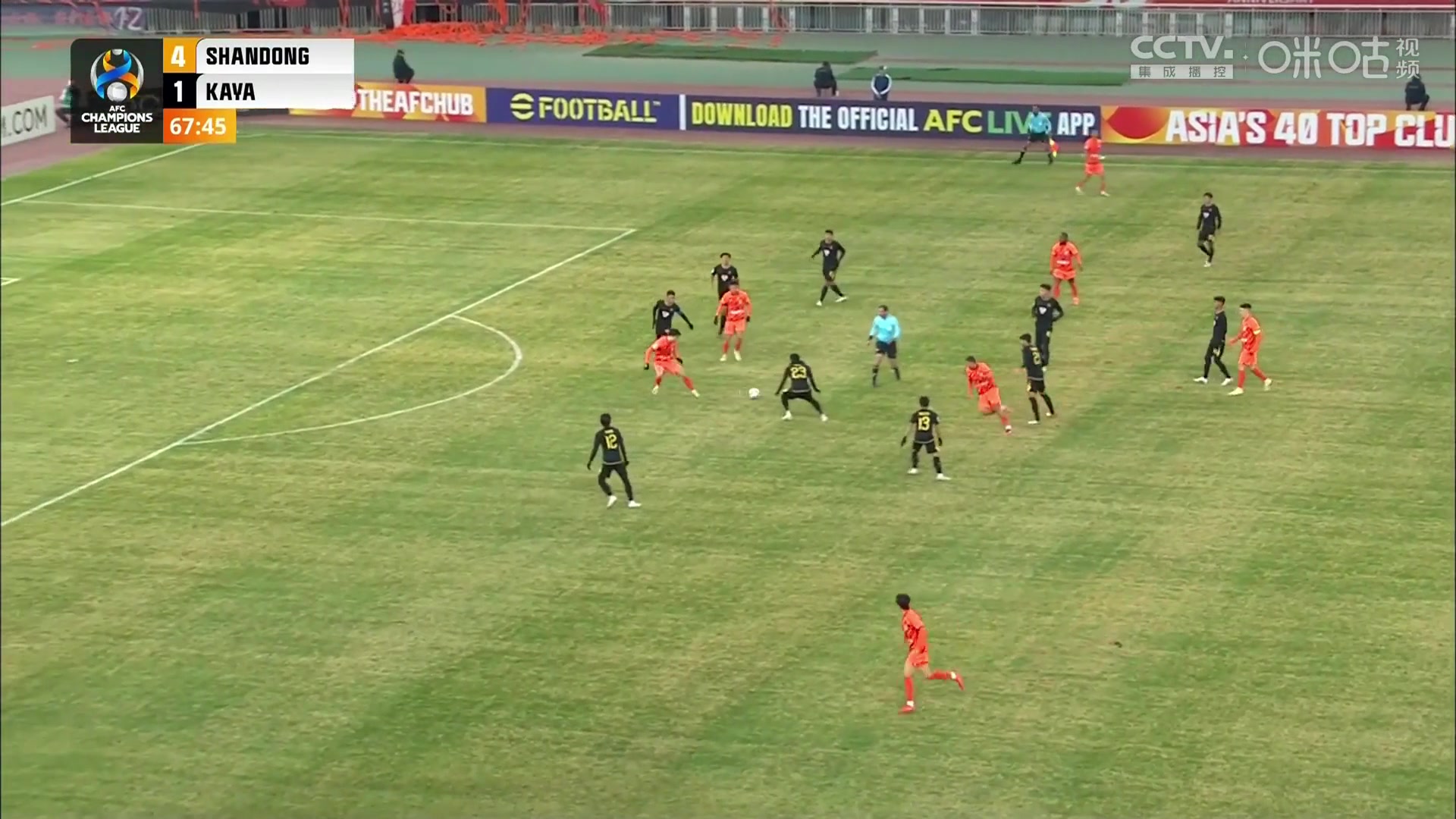 國足能不能來點這進球？克雷桑和胡靖航配合后巧妙穿襠把球打進