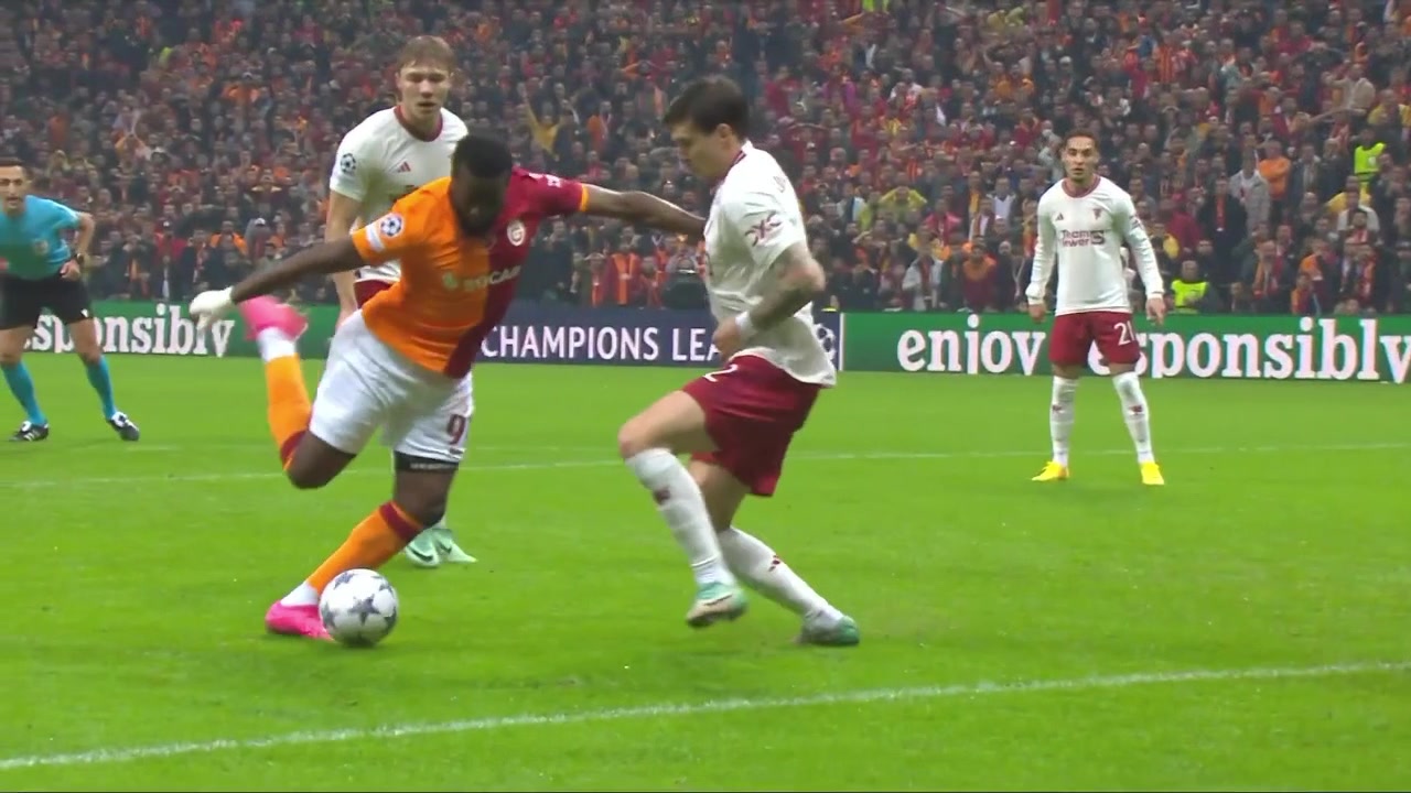 加拉塔薩雷射門擊中麥克托米奈手臂！主裁判聽取VAR后沒判點球！