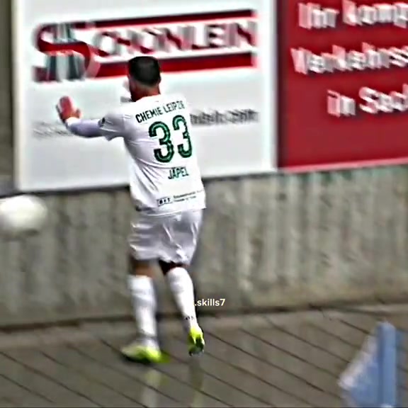 這些突如其來(lái)的撞擊讓球員瞬間失去平衡力