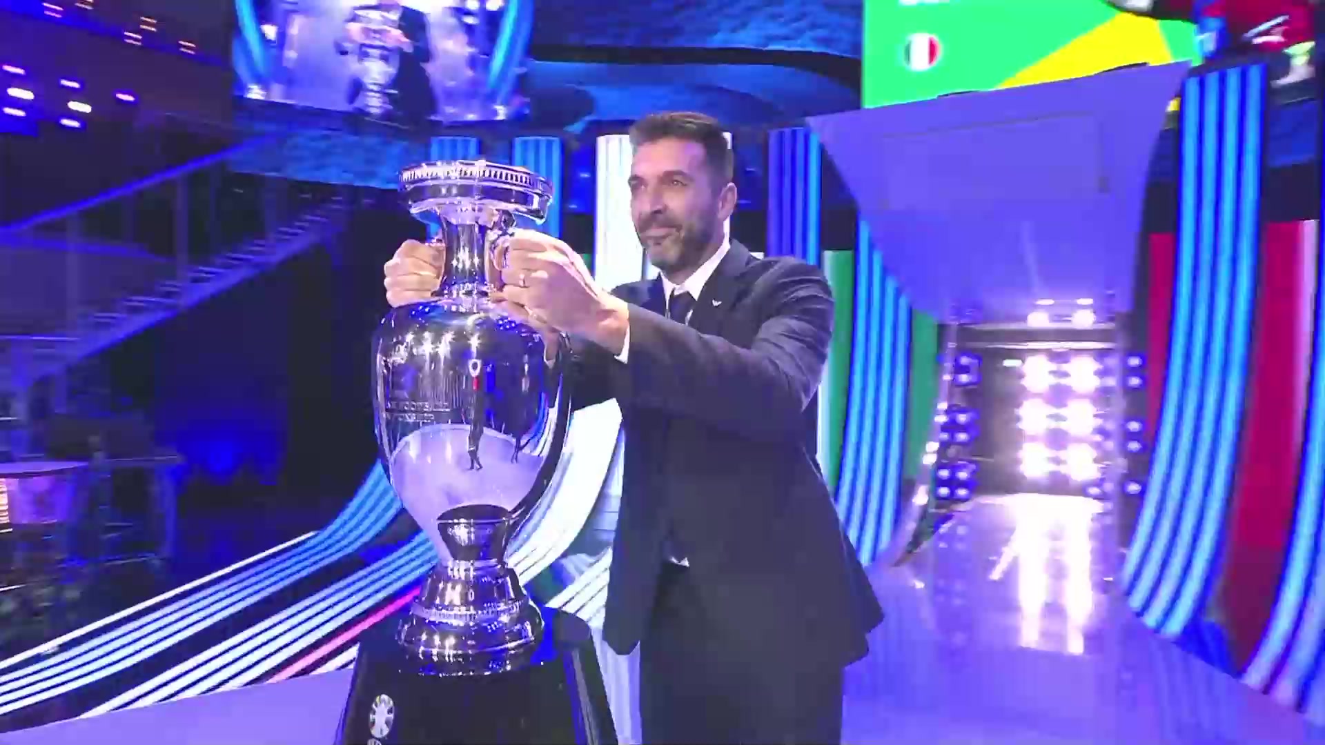 小將好久不見(jiàn)！傳奇門將布馮出席歐洲杯抽簽儀式